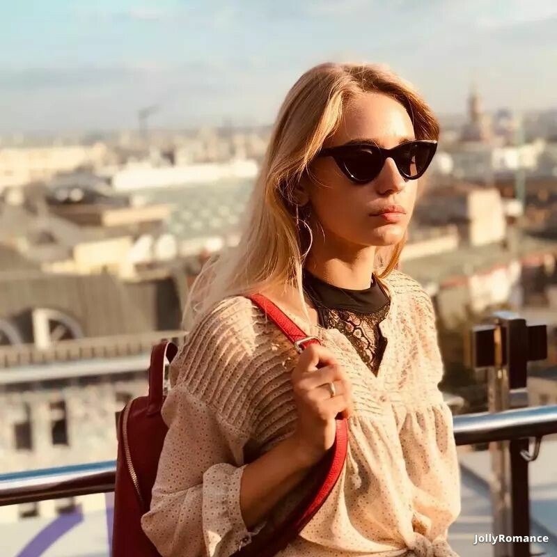 Anna, 26